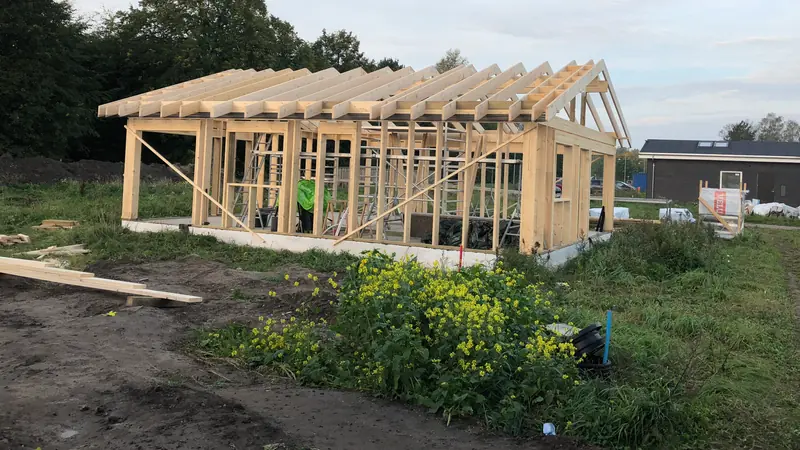 Nyt hus i trækonstruktion med spærene lagt op hele vejen langs bygningen, rejst på et støbt fundament